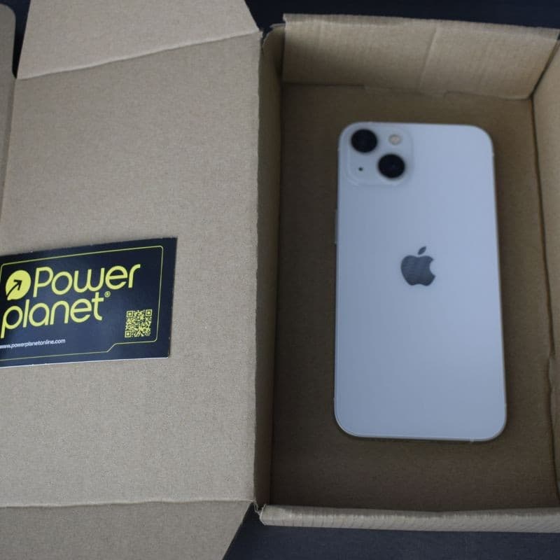 iPhone 13 256GB Branco renovado em excelente estado, traseira branca brilhante, duas câmeras grandes, logo Apple central, embalado em caixa reciclável