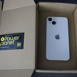 iPhone 13 256GB Branco renovado em excelente estado, traseira branca brilhante, duas câmeras grandes, logo Apple central, embalado em caixa reciclável