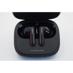 Foto superior do Xiaomi Redmi Buds 6 Black com cancelamento de ruído (ANC) - auriculares Bluetooth dentro da caixa de carregamento
