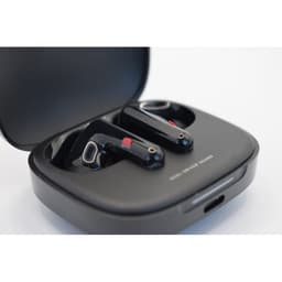 Foto real superior dos auscultadores Xiaomi Redmi Buds 6 Black com cancelamento de ruído (ANC) na sua caixa de carregamento