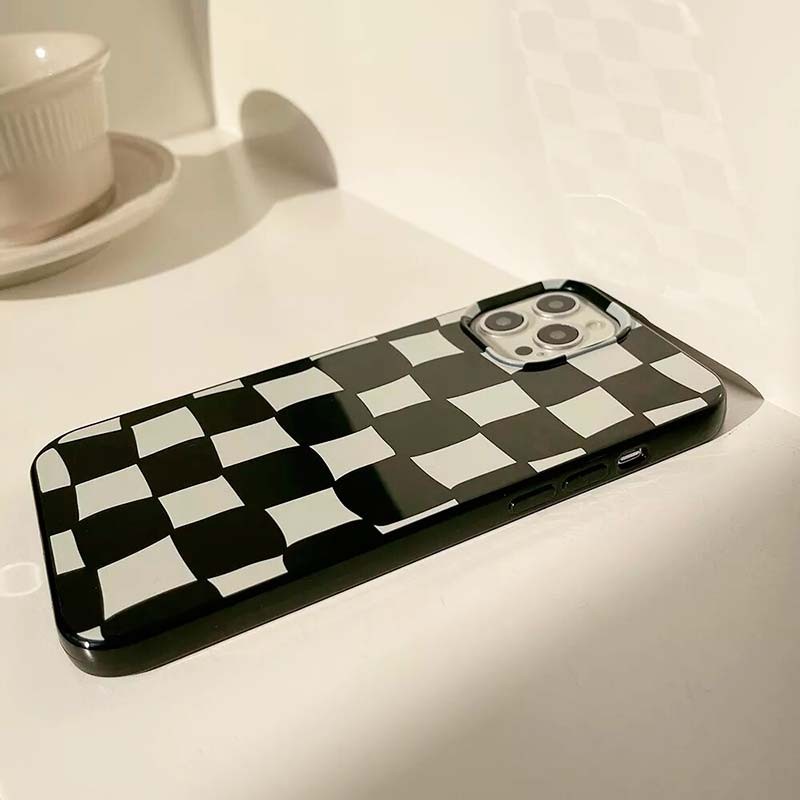 Capa de silicone com estampado de xadrez para iPhone 14 Plus - Item2