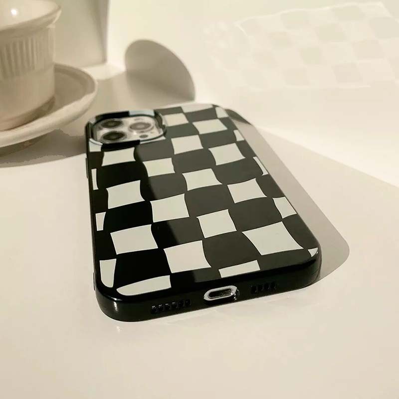 Capa de silicone com estampado de xadrez para iPhone 14 Plus - Item3