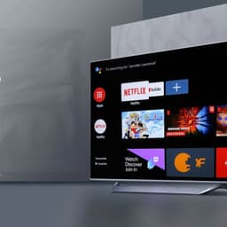 Tela de TV exibindo interface Android TV com apps como Netflix e YouTube, layout escuro, ícones coloridos e destaque para conteúdos em 4K HDR10