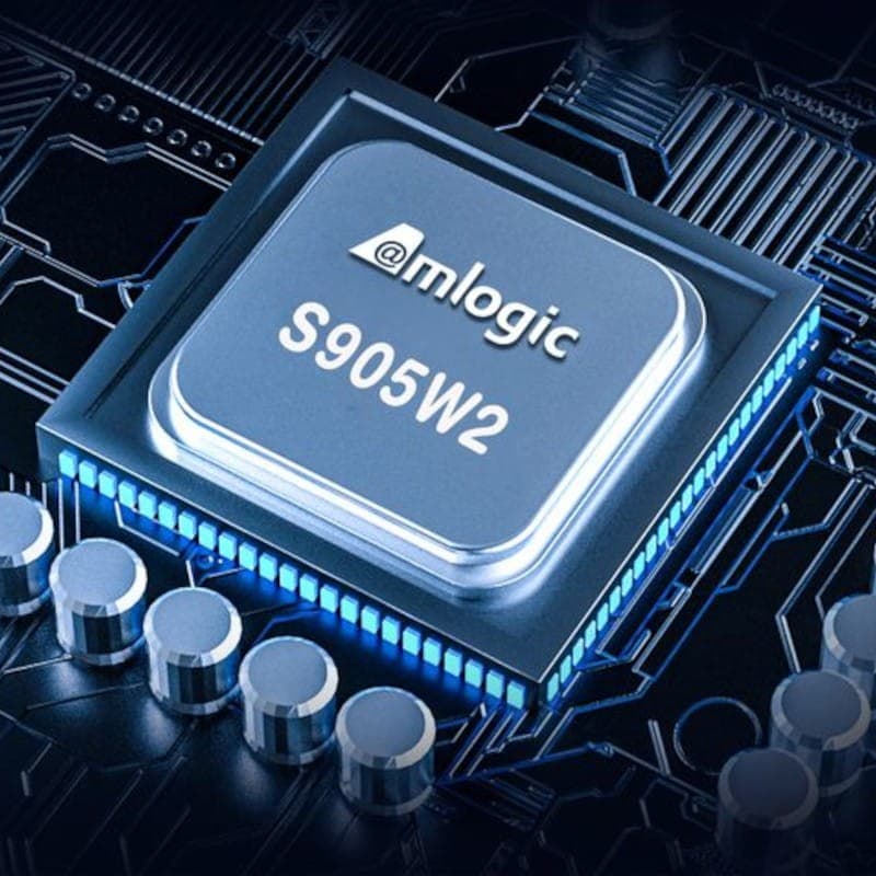 Chip Amlogic S905W2 em close-up sobre placa eletrônica, com LEDs azuis e pinos metálicos, destacando desempenho para 4K HDR10 no G7 Mini Android 11