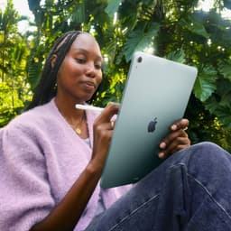 Apple iPad Air 2025 11 pulgadas WiFi blanco con bordes finos y cámara trasera; diseño delgado, pantalla amplia y uso con lápiz compatible