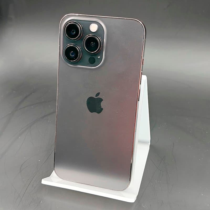 iPhone 13 Pro 128Go Graphite Renowed État Premium, dos verre graphite, triple capteur photo pro, bords acier brillant, posé sur support blanc