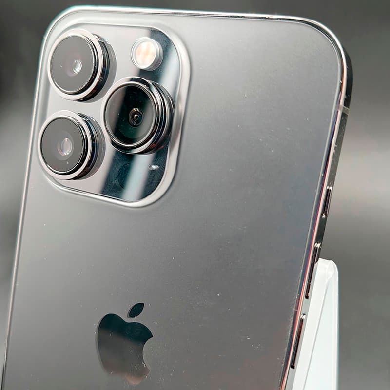 iPhone 13 Pro 128Go Graphite Renowed – État Premium, dos en verre graphite, triple capteur photo pro avec grand module, flash True Tone, bords acier brillant