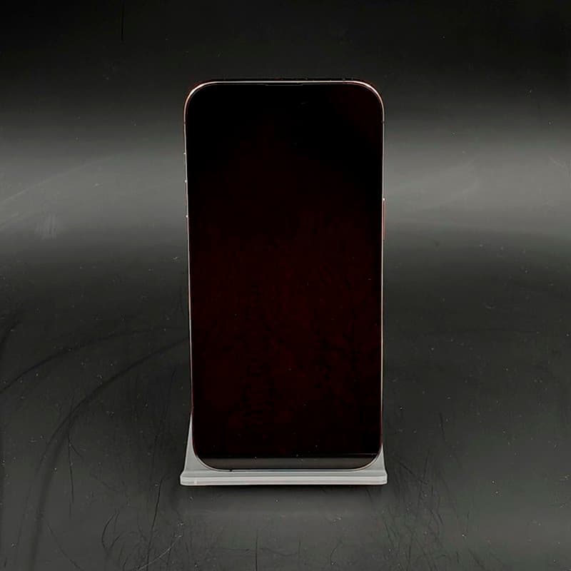 iPhone 14 Pro Max morado oscuro renovado 256GB en soporte blanco; pantalla grande sin notch visible, bordes metálicos pulidos, estado excelente.