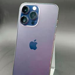 iPhone 14 Pro Max morado oscuro renovado, estado excelente; triple cámara trasera grande, acabado brillante y bordes metálicos pulidos, 256GB.