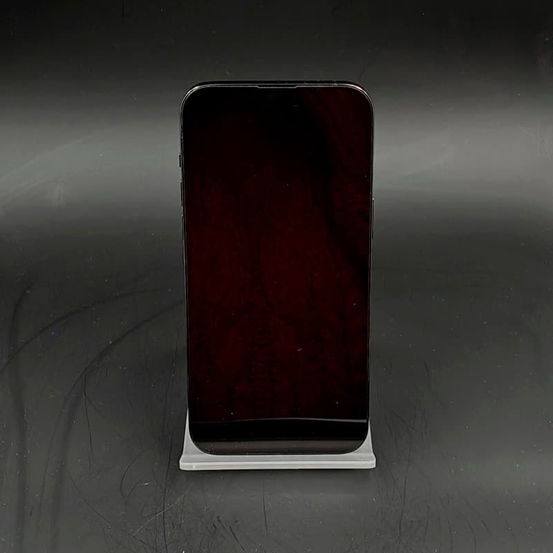 iPhone 14 Pro Max noir sidéral, écran large bord à bord, encoche fine, posé sur support blanc. Aspect propre, façade sans rayures visibles.