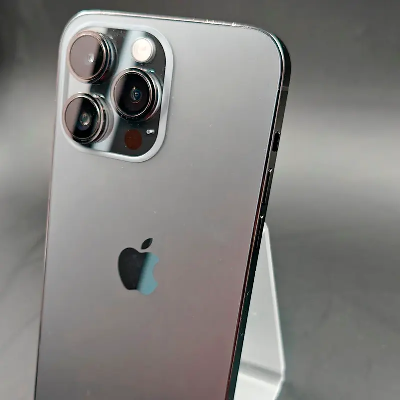 iPhone 14 Pro Max Preto Sideral, câmera tripla com lentes grandes, acabamento em vidro e aço, bordas polidas. Versão 128GB renovada em excelente estado.