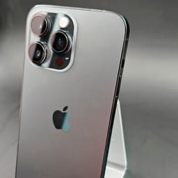 iPhone 14 Pro Max Preto Sideral, câmera tripla com lentes grandes, acabamento em vidro e aço, bordas polidas. Versão 128GB renovada em excelente estado.