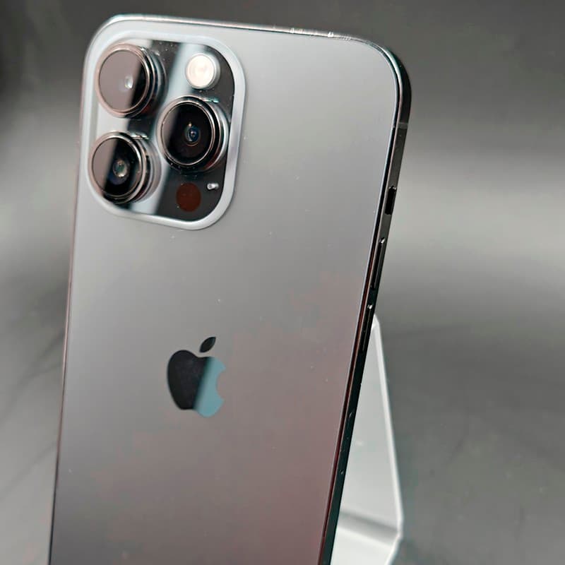 Dos en Noir Sidéral avec logo Apple, triple capteur proéminent avec bordure acier, finition brillante; châssis métal lisse, bords plats, support de