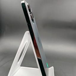 Lateral do iPhone 14 Pro Max preto sideral, brilho espelhado, bordas retas em aço inox, módulo de câmeras saliente; estado excelente, 128GB.