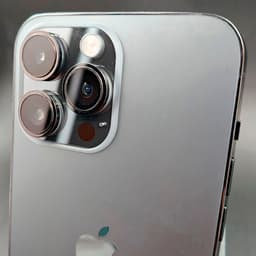Módulo de câmera do iPhone 14 Pro Max Preto Sideral: três lentes grandes e flash em arranjo triangular, acabamento metálico premium, condição excelente.