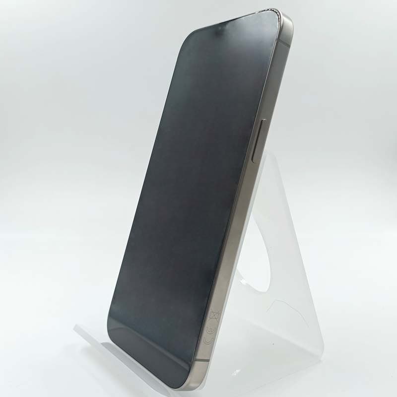 iPhone 15 Pro Max 5G, 256GB, Titânio Natural renovado; tela grande sem bordas, laterais retas em titânio, acabamento premium e botão lateral.