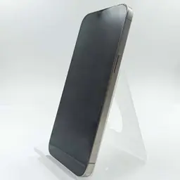 iPhone 15 Pro Max 5G, 256GB, Titânio Natural renovado; tela grande sem bordas, laterais retas em titânio, acabamento premium e botão lateral.