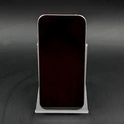 iPhone 15 Pro 5G renovado, tela preta desligada, bordas finas em titânio natural, apoiado em suporte branco; frontal sem danos visíveis.