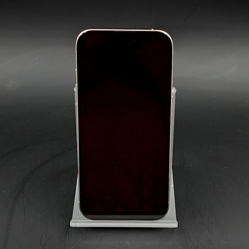 iPhone 15 Pro 5G, 128GB, Titânio Natural. Tela grande preta desligada, bordas finas em titânio, apoiado em suporte branco. Condição Premium renovado.