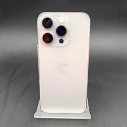 iPhone 15 Pro 5G, traseira em titânio natural, acabamento fosco, módulo triplo de câmeras saliente com lentes grandes; logo Apple centralizado. Renovado.