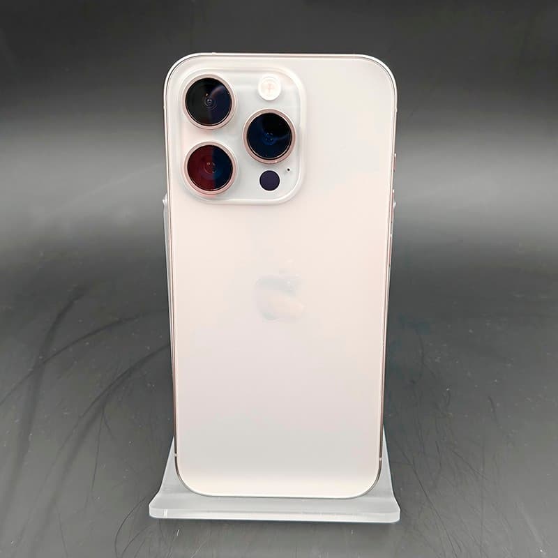 iPhone 15 Pro 5G, cor Titânio Natural, traseira em vidro fosco, módulo triplo de câmeras saliente com aro metálico; acabamento premium renovado.