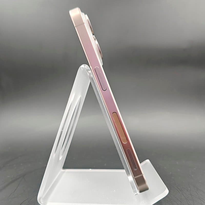 iPhone 15 Pro 5G 128GB em Titânio Natural, lateral exibida: acabamento fosco, bordas retas, botões em destaque e módulo de câmeras saliente.