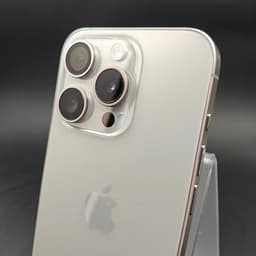 iPhone 15 Pro 5G em titânio natural, módulo triplo de câmeras com bordas metálicas, flash LED, acabamento fosco claro e laterais retas em excelente estado