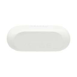 Estojo branco JBL Wave Buds 2 com formato oval, acabamento fosco e certificações gravadas na base; design compacto para proteger e recarregar os earbuds com