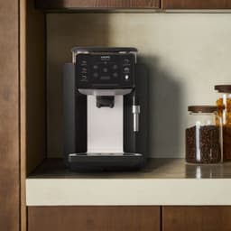 Comptoir avec la Machine à café automatique Krups Sensation C10 Noir