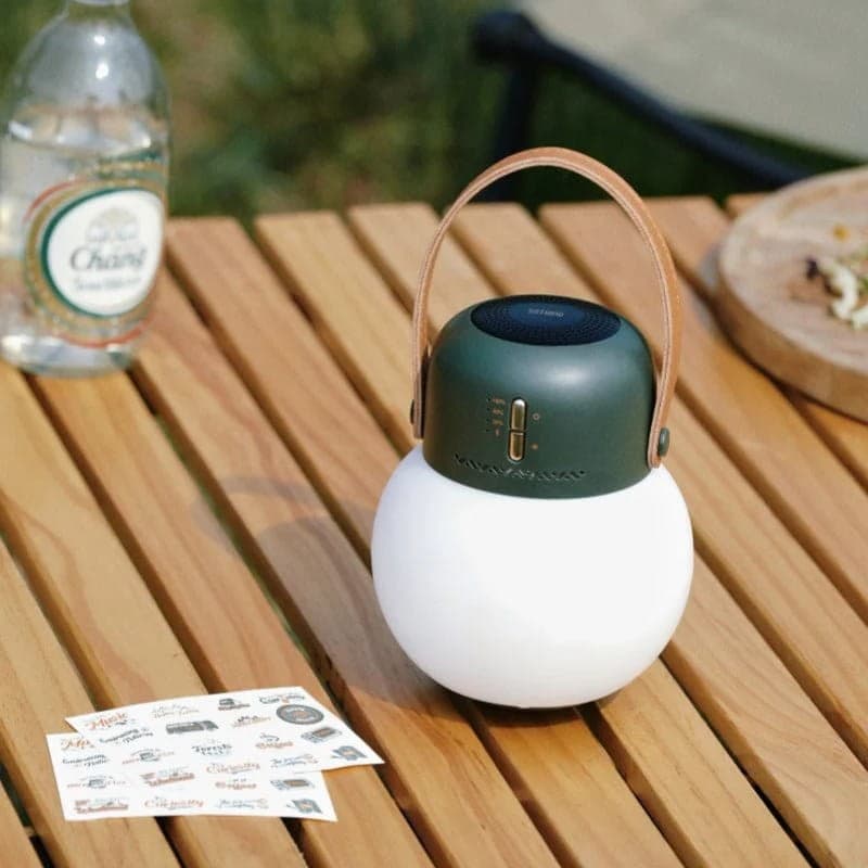 Luz de camping al aire libre con Altavoz Bluetooth Verde Foto real sobre una mesa