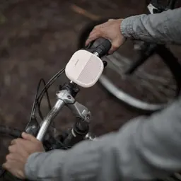 Bose SoundLink Micro Blanco - Altavoz Bluetooth enganchado en el manillar de una bici