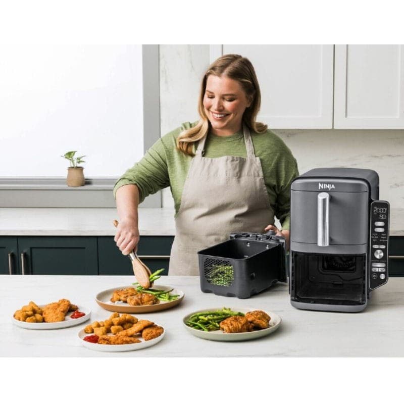 Chica cocinando con la Freidora de aire Doble Vertical Ninja SL400EU