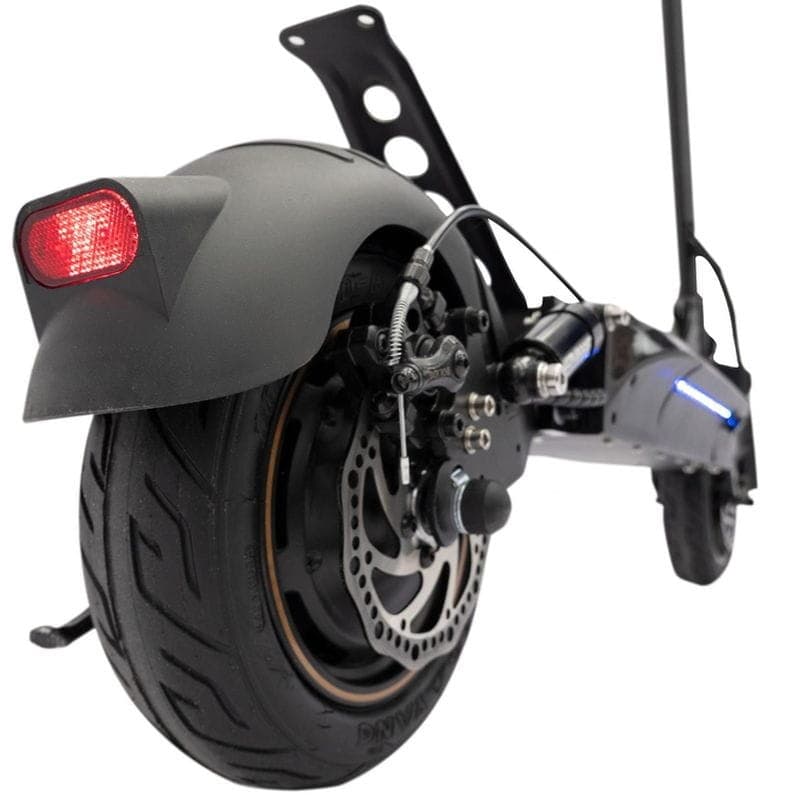 Roda traseira de trotinete elétrica com pneu largo, guarda-lamas preto, luz traseira LED vermelha, travão a disco e cabo de travão exposto