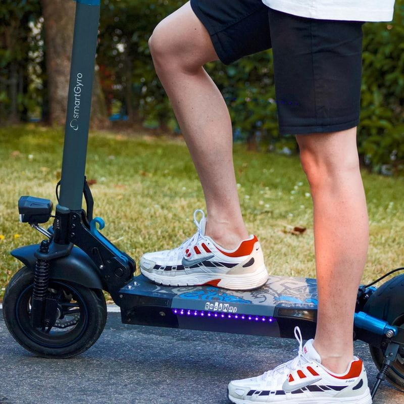 Hombre encima de un patinete eléctrico