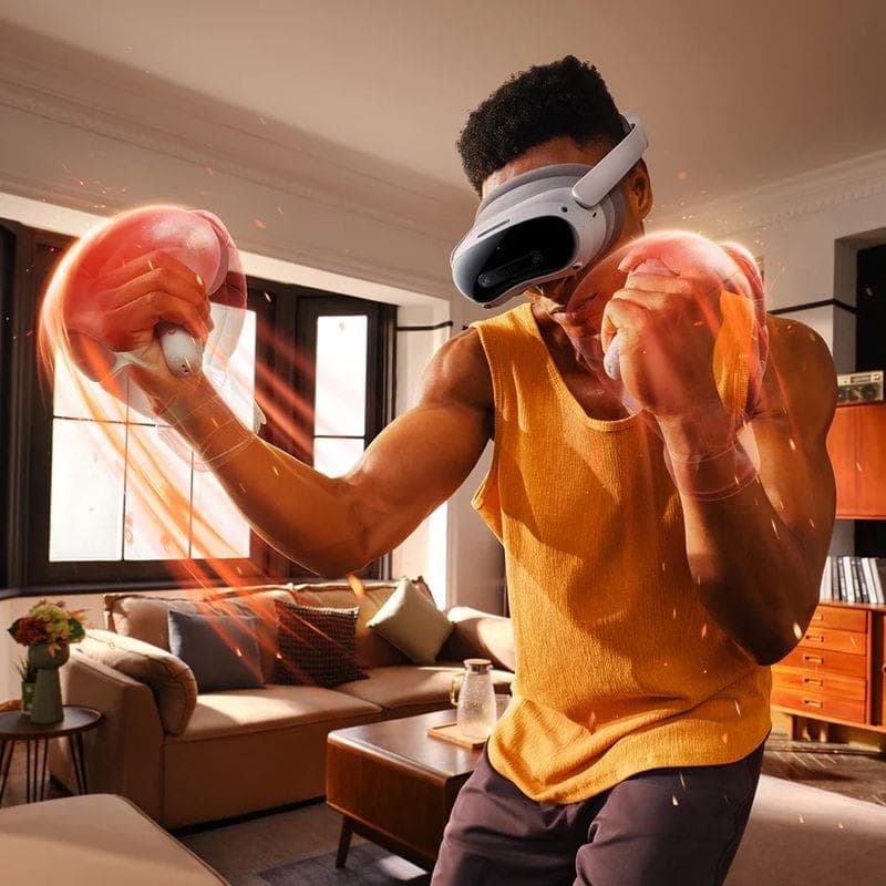 Pico 4 Ultra 256 Go avec casque VR blanc et deux contrôleurs, joueur en action dans un salon lumineux, effets lumineux dynamiques sur les poings