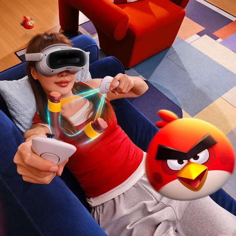 Casque VR Pico 4 Ultra 256 Go blanc sur tête, manettes en main, interface lumineuse en jeu; logo Angry Birds stylisé flottant à droite