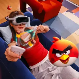 Casque VR Pico 4 Ultra 256 Go blanc sur tête, manettes en main, interface lumineuse en jeu; logo Angry Birds stylisé flottant à droite