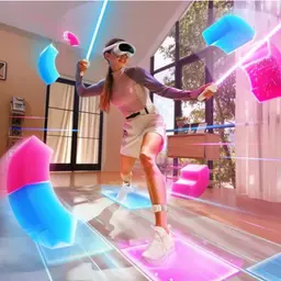 Casque VR blanc Pico 4 Ultra avec manettes, joué par une femme en salon lumineux; effets néon, sabres lumineux et blocs colorés en réalité mixte