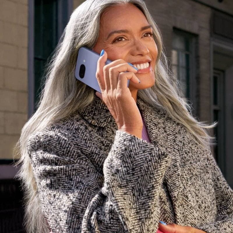 Google Pixel 9a 5G 8 Go/128 Go Rose pivoine image avec une personne