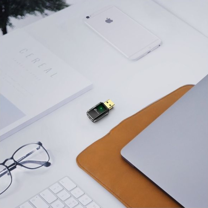 TP-Link Archer T2U adaptateur USB Wi-Fi 5 AC600 compact, connecteur USB doré, boîtier noir brillant, LED verte au centre, logo TP-Link visible - Ítem3