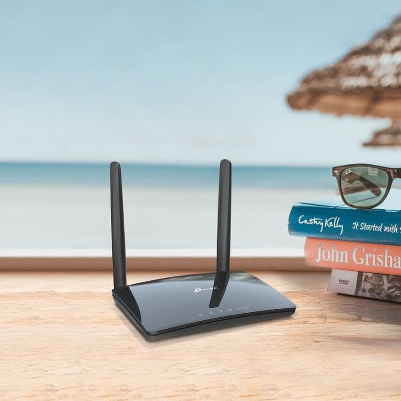 Routeur noir compact avec deux antennes verticales, voyants LED frontaux, design brillant; idéal pour connexion 4G et Wi‑Fi double bande sur bureau ou maison