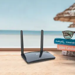 Routeur noir compact avec deux antennes verticales, voyants LED frontaux, design brillant; idéal pour connexion 4G et Wi‑Fi double bande sur bureau ou maison