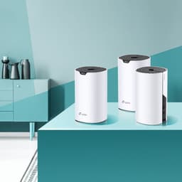 Trois satellites cylindriques blancs TP-Link Deco S4 avec grille noire supérieure et LED frontale, ports Ethernet arrière, design minimaliste sur fond bleu