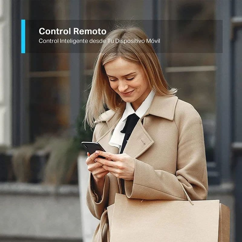Femme souriante utilisant son smartphone en extérieur, manteau beige et sac papier à la main. Bannière “Control Remoto” indiquant contrôle intelligent