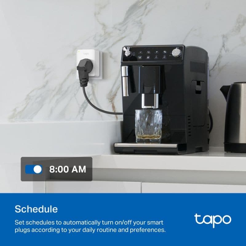 TP-Link Tapo P110 pack 2 enchufe inteligente en pared controlando cafetera; diseño compacto blanco, botón lateral, compatible con programación horaria
