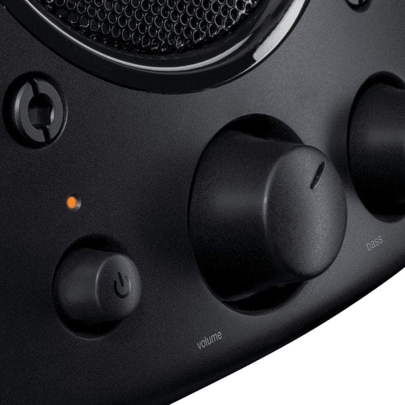 Perilla de volumen central y control de graves en altavoz Logitech Z 623 2.1, acabado negro mate, LED naranja de encendido y rejilla metálica superior.