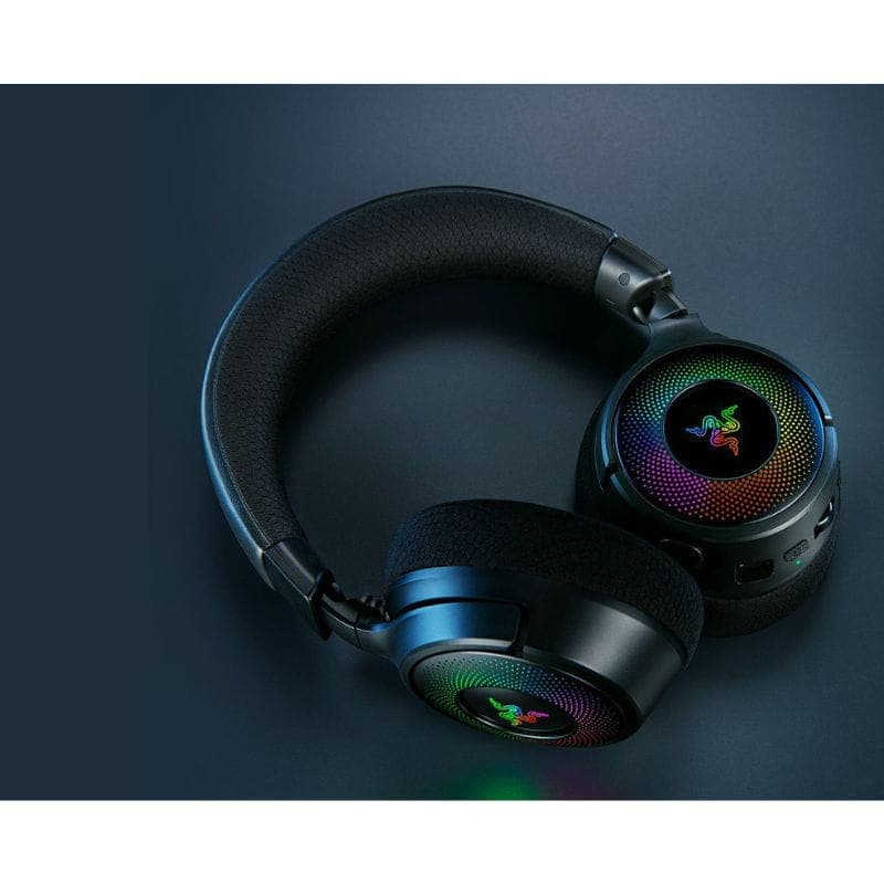 RAZER Kraken V4 – auriculares gaming negros con diadema acolchada, auricular circular con iluminación RGB y micrófono abatible; logo Razer en copa.