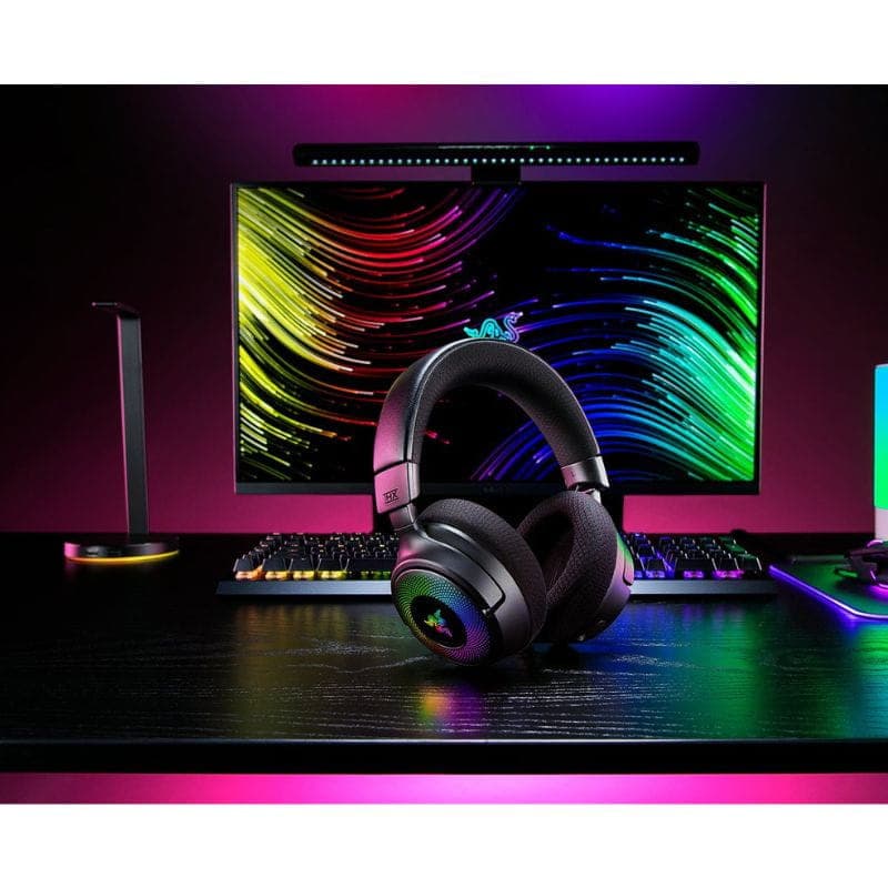 RAZER Kraken V4 - Auriculares Gaming: copa acolchada con tejido transpirable, acabado negro mate y LEDs verdes; botones laterales de volumen y mute.