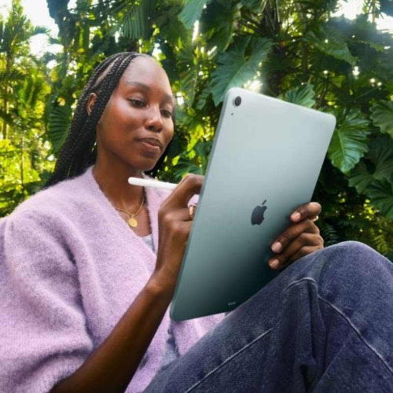 iPad Air 2025 13" gris, fin et élégant, dos aluminium avec logo Apple; utilisé au stylet pour prise de notes, grand écran lumineux en extérieur.