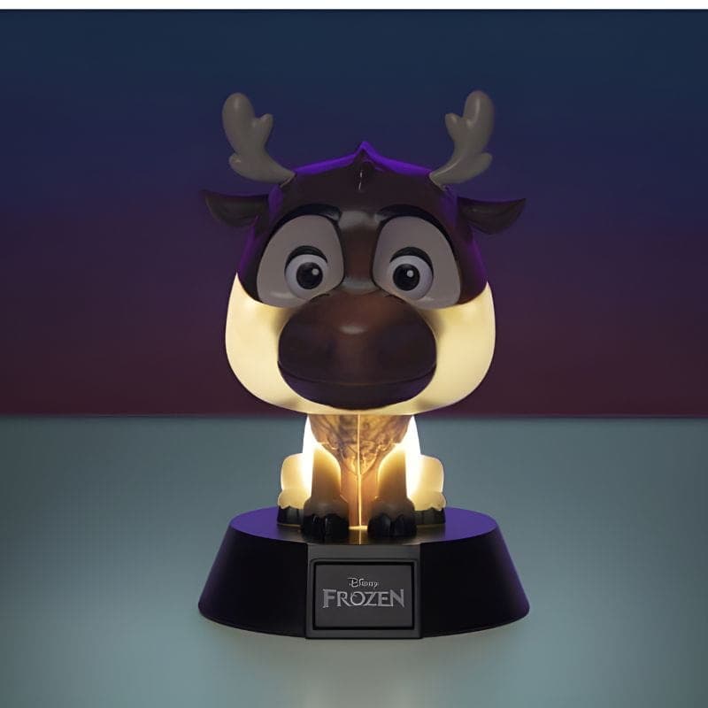Lâmpada Paladone Icon Sven Frozen: mini renna iluminada com chifres, olhos grandes e base preta com logo Frozen; luz suave ideal para decoração e fãs.